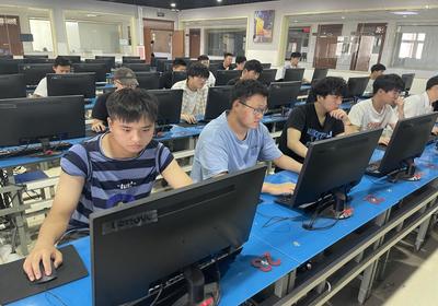 強(qiáng)競賽，煉技能，踐行職業(yè)教育活動(dòng)精神——信息工程學(xué)院舉辦“中銳杯”網(wǎng)絡(luò)系統(tǒng)管理競賽